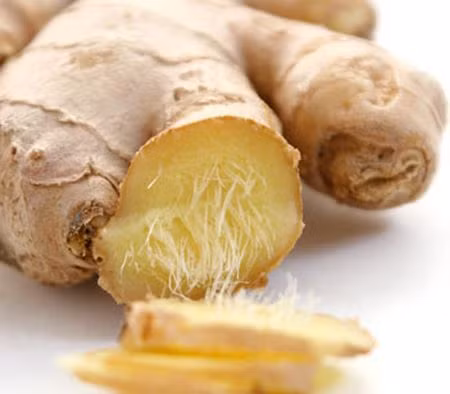 15. Gừng: Uống trà gừng trong những ngày mùa đông giúp tăng nhiệt độ cho cơ thể và bảo vệ sức khoẻ. Đặc tính của gừng là loại thực phẩm có tính cay nóng, rất thích hợp nếu sử dụng vào mục đích làm ấm cơ thể trong những ngày mùa đông lạnh giá. Thêm vào đó, gừng còn giúp cho máu lưu thông dễ dàng, phòng tránh hiện tượng tắc nghẹt ở cổ họng và mũi do chứng cảm cúm và viêm họng gây nên. Chính bởi những công dụng tuyệt vời của gừng, bạn đừng quên thêm gừng vào chế độ ăn uống thường ngày. Uống trà gừng trong những ngày mùa đông cũng là cách để bạn tăng nhiệt độ cho cơ thể và bảo vệ sức khoẻ 15. Gừng: Uống trà gừng trong những ngày mùa đông giúp tăng nhiệt độ cho cơ thể và bảo vệ sức khoẻ. Đặc tính của gừng là loại thực phẩm có tính cay nóng, rất thích hợp nếu sử dụng vào mục đích làm ấm cơ thể trong những ngày mùa đông lạnh giá. Thêm vào đó, gừng còn giúp cho máu lưu thông dễ dàng, phòng tránh hiện tượng tắc nghẹt ở cổ họng và mũi do chứng cảm cúm và viêm họng gây nên. Chính bởi những công dụng tuyệt vời của gừng, bạn đừng quên thêm gừng vào chế độ ăn uống thường ngày. Uống trà gừng trong những ngày mùa đông cũng là cách để bạn tăng nhiệt độ cho cơ thể và bảo vệ sức khoẻ
