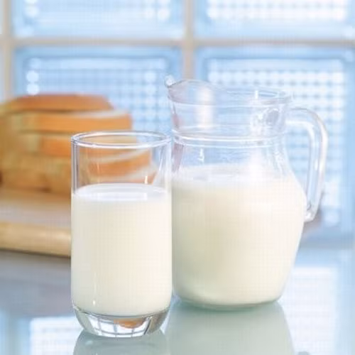 7. Sữa tươi: Trong sữa có 9 loại amino axit thiết yếu cần cung cấp cho cơ thể. Mùa đông là mùa chúng ta cần bổ sung canxi, hàm lượng canxi trong sữa lại rất phong phú, cơ thể cũng dễ dàng hấp thụ. Theo quan niệm Đông y, sữa tươi vị ngọt, tính bình, có tác dụng bồi bổ cơ thể suy nhược, nhuận tràng, giải khát… 7. Sữa tươi: Trong sữa có 9 loại amino axit thiết yếu cần cung cấp cho cơ thể. Mùa đông là mùa chúng ta cần bổ sung canxi, hàm lượng canxi trong sữa lại rất phong phú, cơ thể cũng dễ dàng hấp thụ. Theo quan niệm Đông y, sữa tươi vị ngọt, tính bình, có tác dụng bồi bổ cơ thể suy nhược, nhuận tràng, giải khát…
