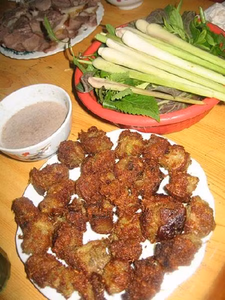 2. Thịt chó: có hàm lượng taurine cao, nhiều chuỗi axit amin nhưng ít chất béo. Thịt chó tính ôn, có tác dụng bổ khí ôn thận, có công hiệu trợ dương tán hàn; tác dụng rất tốt với các chứng bệnh như đau lưng, chân tay lạnh giá, hay đi tiểu đêm… 2. Thịt chó: có hàm lượng taurine cao, nhiều chuỗi axit amin nhưng ít chất béo. Thịt chó tính ôn, có tác dụng bổ khí ôn thận, có công hiệu trợ dương tán hàn; tác dụng rất tốt với các chứng bệnh như đau lưng, chân tay lạnh giá, hay đi tiểu đêm…
