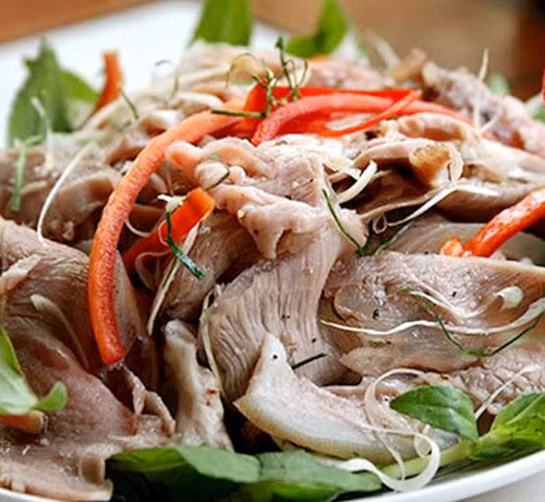 3. Thịt dê: Thịt dê làm ấm cơ thể, bổ thận, tráng dương, kiện lực, chống lại giá rét, có thể cải thiện tình trạng suy nhược cơ thể, thiếu hụt dương khí, mất sức khi trời lạnh ở người già và người trung niên. Lưu ý: Thịt dê rất nóng, nên người bị nhiệt nóng trong người không nên ăn, người bị cúm, viêm trực tràng cấp tính, huyết áp cao cũng phải kiêng kị 3. Thịt dê: Thịt dê làm ấm cơ thể, bổ thận, tráng dương, kiện lực, chống lại giá rét, có thể cải thiện tình trạng suy nhược cơ thể, thiếu hụt dương khí, mất sức khi trời lạnh ở người già và người trung niên. Lưu ý: Thịt dê rất nóng, nên người bị nhiệt nóng trong người không nên ăn, người bị cúm, viêm trực tràng cấp tính, huyết áp cao cũng phải kiêng kị