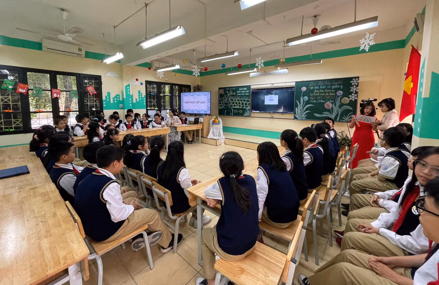 Tham gia tiết sinh hoạt này, tại đầu cầu Trường Trung học cơ sở Thái Thịnh có cô giáo Trịnh Đan Ly - Phó trưởng phòng Giáo dục và Đào tạo quận Đống Đa; Thầy Nguyễn Cao Cường, Hiệu trưởng Trường Trung học cơ sở Thái Thịnh; Cô Phạm Thu Thủy - Phó Hiệu trưởng nhà trường; Cô giáo Trần Nguyệt Ánh - Giáo viên chủ nhiệm và toàn bộ học sinh lớp 6A01 cùng các Thầy cô giáo đại diện Trường Trung học cơ sở Thái Thịnh. Ảnh: Nhà trường cung cấp.