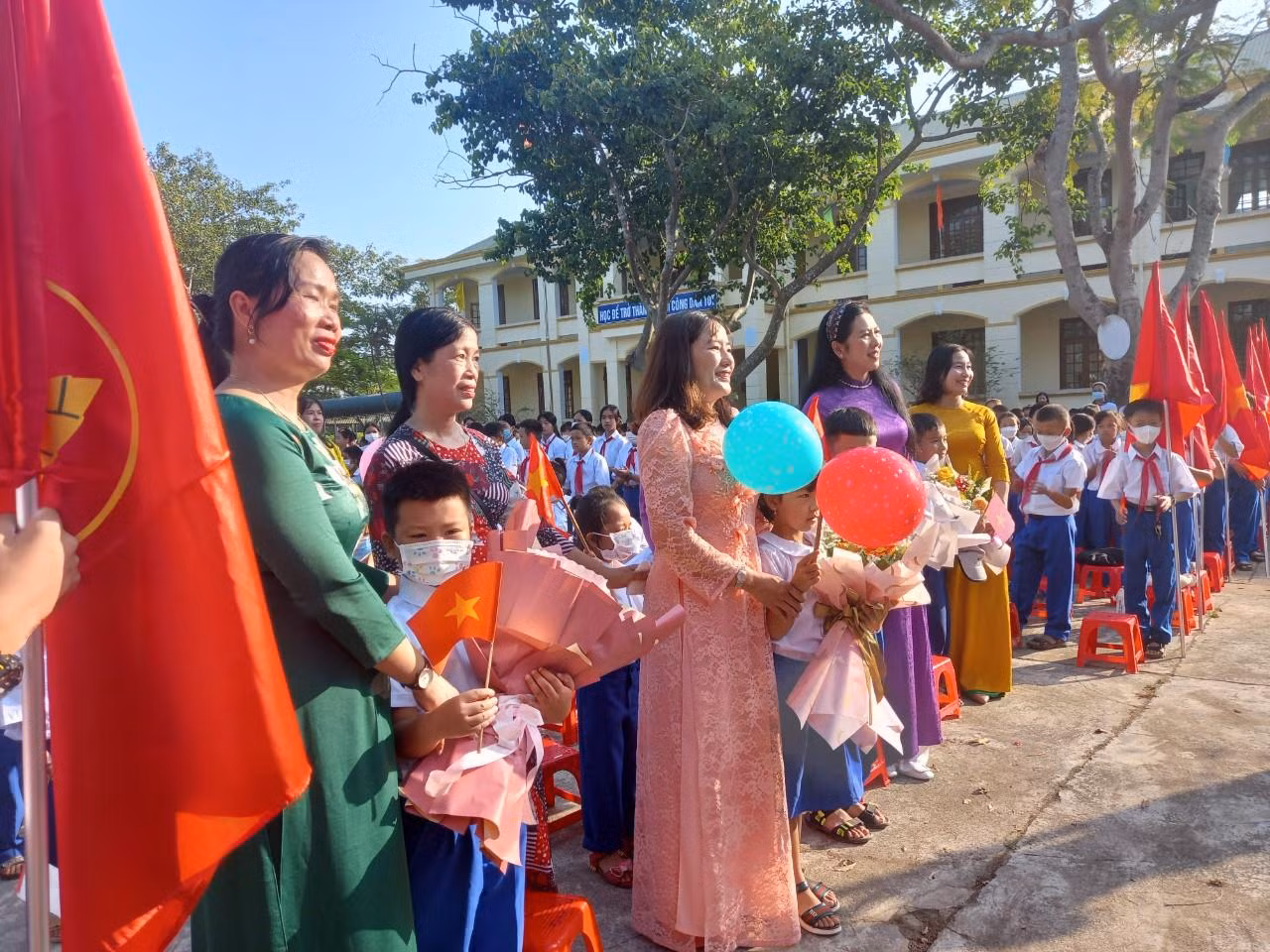 Cô và trò trường Tiểu học và Trung học cơ sở Triệu Long (Triệu Phong, Quảng Trị) hân hoan chào đón năm học mới.