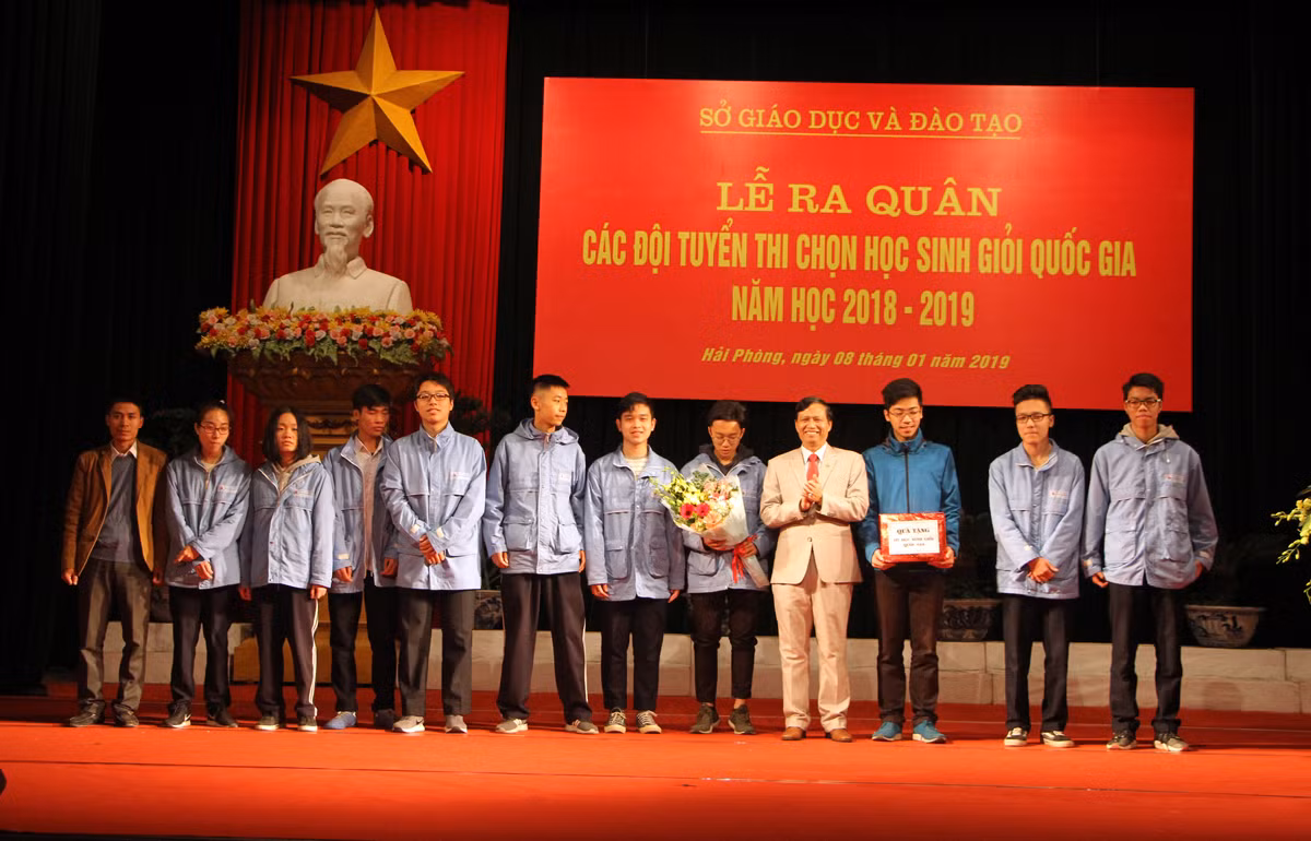 Lãnh đạo Sở Giáo dục và Đào tạo Hải Phòng động viên đội tuyển học sinh giỏi trước khi dự kỳ thi học sinh giỏi quốc gia (Ảnh: Lã Tiến)
