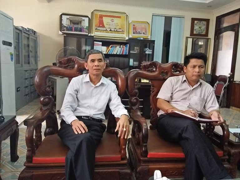 Ông Ngô Tôn Tẫn (trái), Chủ tịch Liên đoàn lao động tỉnh Thanh Hóa. Ảnh: Thụy Du.