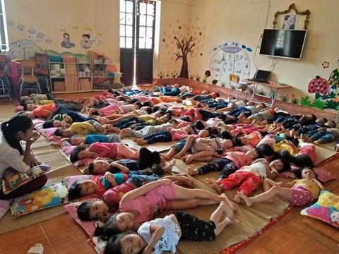 Một lớp học bán trú tại Trường Mầm non Yên Lâm có khoảng 50 học sinh bán trú và 2 giáo viên. Ảnh: Xuân Quang.
