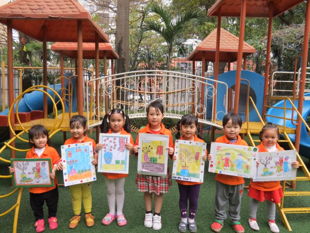 Cuộc thi mỹ thuật với các bức tranh rực rỡ sắc màu. Cuộc thi mỹ thuật với các bức tranh rực rỡ sắc màu.
