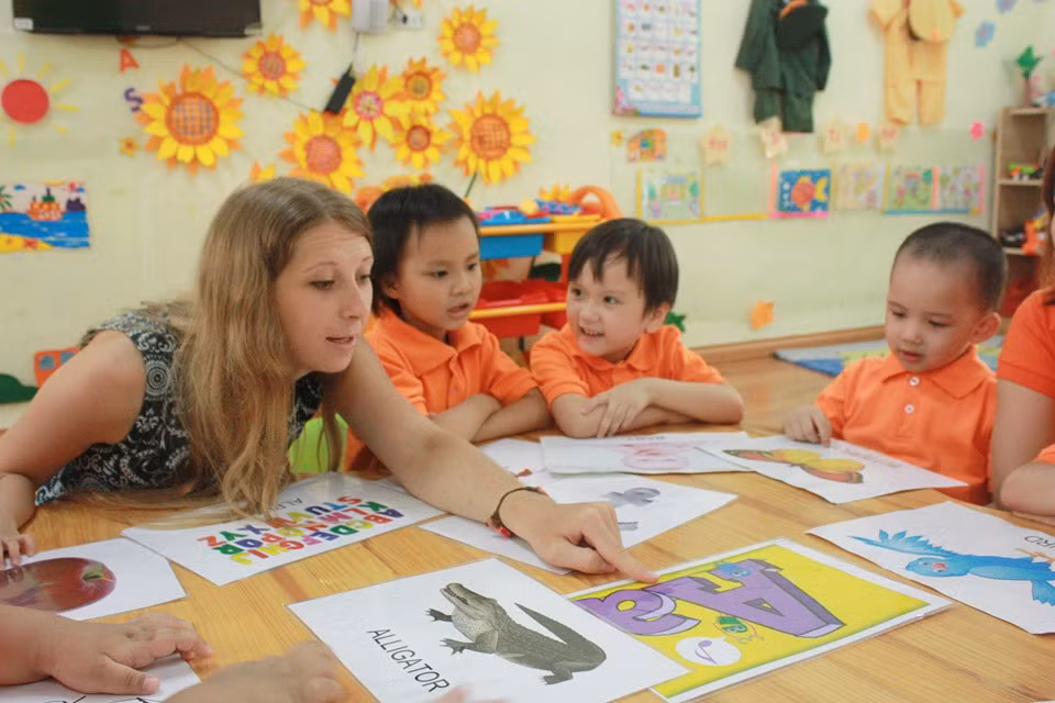 Bé được học tiếng Anh từ nhỏ, phát triển ngôn ngữ tiếng Anh từ trong tiềm thức như một thứ ngôn ngữ thứ hai. Bé được học tiếng Anh từ nhỏ, phát triển ngôn ngữ tiếng Anh từ trong tiềm thức như một thứ ngôn ngữ thứ hai.