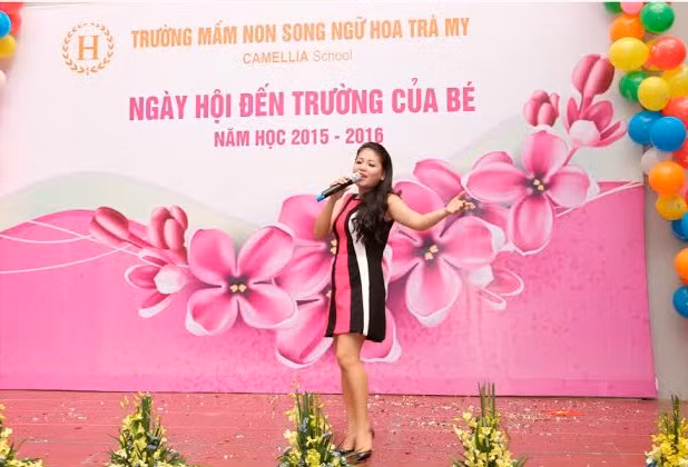 Ca sĩ Anh Thơ - phụ huynh trường mầm non Hoa Trà My hát tặng nhà trường trong ngày khai giảng Ca sĩ Anh Thơ - phụ huynh trường mầm non Hoa Trà My hát tặng nhà trường trong ngày khai giảng