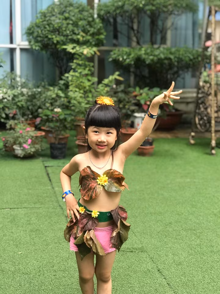 Cuộc thi thời trang bằng lá cây trong dịp kỷ niệm ngày giỗ tổ Hùng Vương, giáo dục về môi trường xanh cho các bé. Cuộc thi thời trang bằng lá cây trong dịp kỷ niệm ngày giỗ tổ Hùng Vương, giáo dục về môi trường xanh cho các bé.