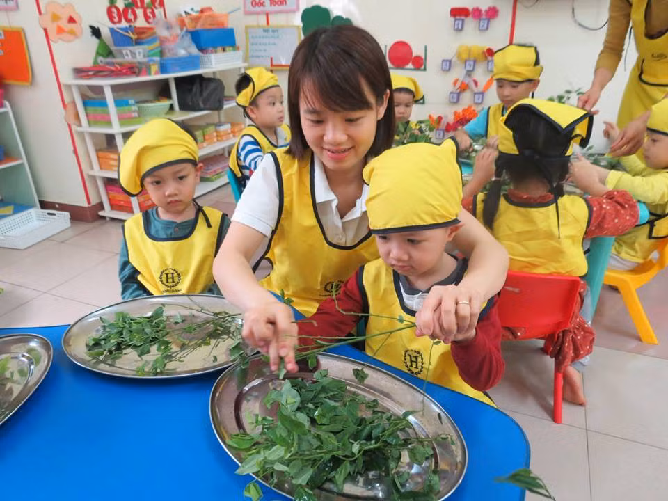 Kỹ năng sống là môn học được chú trọng tại mầm non song ngữ Hoa Trà My, giúp các bé hàng ngày rèn luyện, bồi đắp những kỹ năng cần thiết trong cuộc sống. Kỹ năng sống là môn học được chú trọng tại mầm non song ngữ Hoa Trà My, giúp các bé hàng ngày rèn luyện, bồi đắp những kỹ năng cần thiết trong cuộc sống.