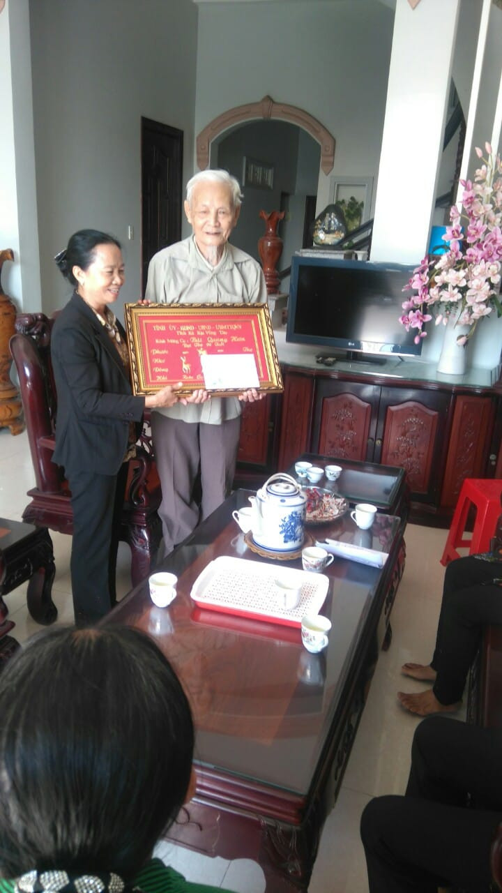 Thầy Bùi Hạn nhận quà mừng đại thọ của Tỉnh ủy Bà Rịa-Vũng Tàu (Ảnh do tác giả cung cấp) Thầy Bùi Hạn nhận quà mừng đại thọ của Tỉnh ủy Bà Rịa-Vũng Tàu (Ảnh do tác giả cung cấp)