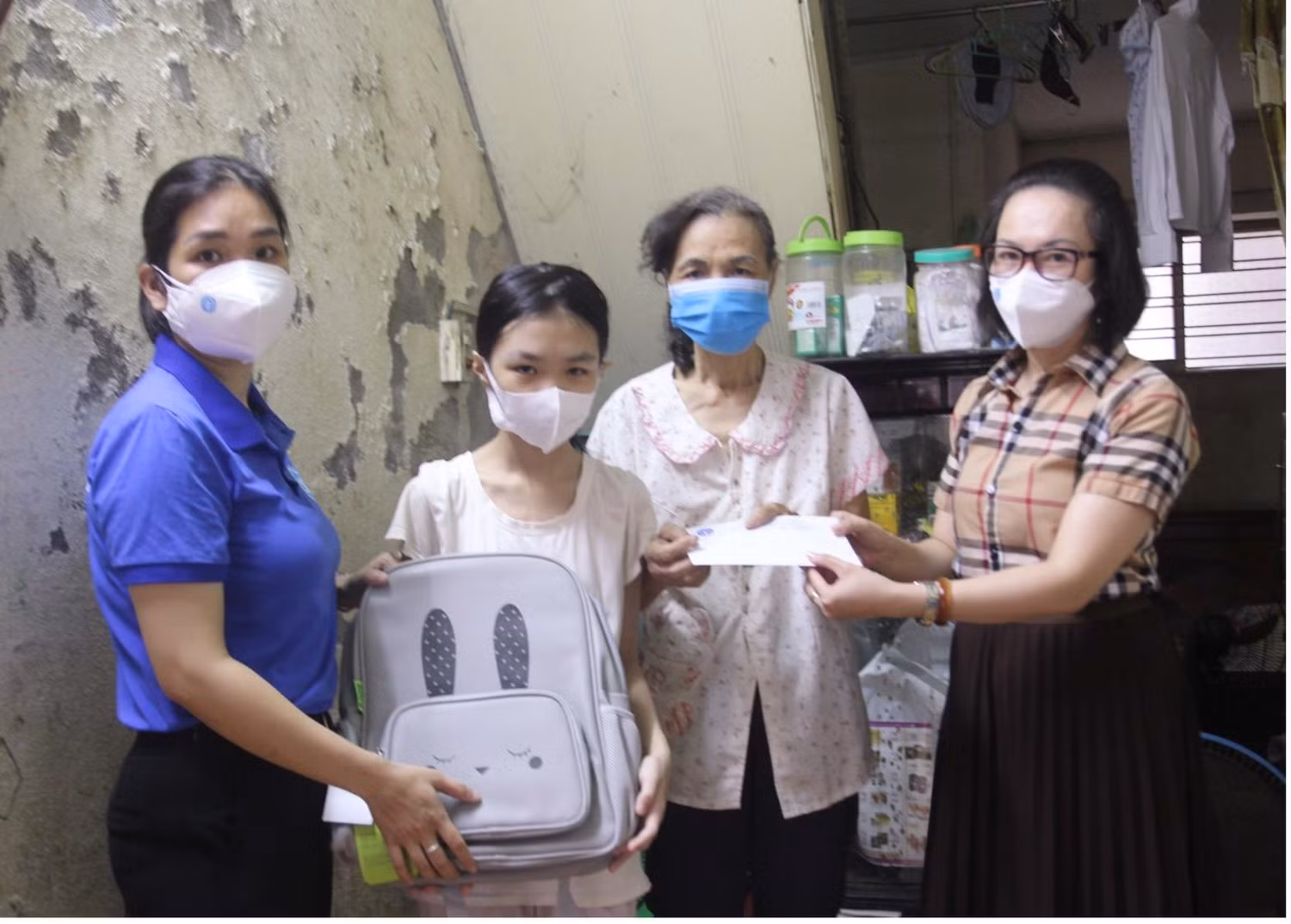 Bảo hiểm xã hội quận Hồng Bàng vận động các nhà hảo tâm mua sổ bảo hiểm xã hội tặng người có hoàn cảnh khó khăn trên địa bàn. (Ảnh: LT)