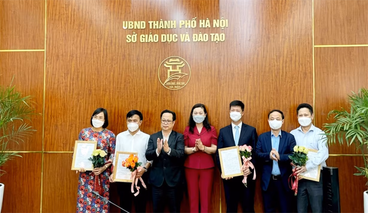 Giám đốc Sở Giáo dục và Đào tạo Hà Nội Trần Thế Cương trao quyết định bổ nhiệm cho các cán bộ quản lý. (Ảnh: Sở Giáo dục và Đào tạo Hà Nội)