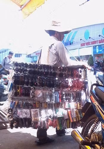 Người đàn ông vào "tiếp thị" dao găm cho PV và quay trở ra khi nghe bà L. gọi. Người đàn ông vào "tiếp thị" dao găm cho PV và quay trở ra khi nghe bà L. gọi.