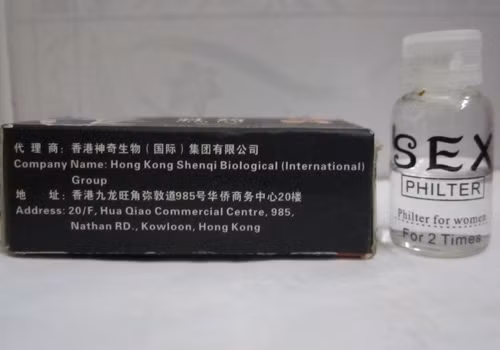 Mặt trước của hộp thuốc kích dục có hình một cô gái "thiếu vải" và nhiều chữ tiếng Anh (ảnh trên) nhưng mặt bên hông lại ghi tiếng Trung Quốc và có một địa chỉ ở... Hong Kong (ảnh dưới). Mặt trước của hộp thuốc kích dục có hình một cô gái "thiếu vải" và nhiều chữ tiếng Anh (ảnh trên) nhưng mặt bên hông lại ghi tiếng Trung Quốc và có một địa chỉ ở... Hong Kong (ảnh dưới).