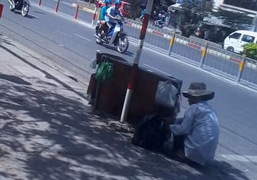 Một người đàn ông chuẩn bị "hàng" trước khi đi bán dạo tại bến xe Miền Tây. Một người đàn ông chuẩn bị "hàng" trước khi đi bán dạo tại bến xe Miền Tây.