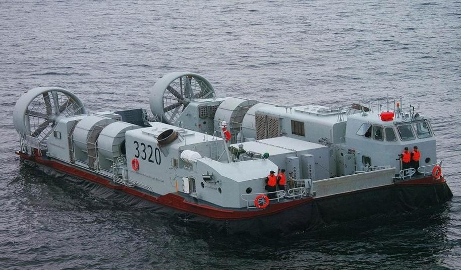 Tàu đổ bộ đệm khí Type 726 của Hải quân Trung Quốc, được chở trên tàu đổ bộ cỡ lớn Type 071