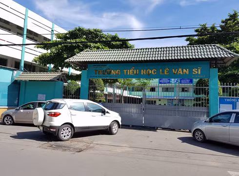 Phụ huynh lớp 1/7 của Trường Lê Văn Sĩ vừa được đề nghị đóng cả 100 triệu để sửa sang phòng học (ảnh: P.L) Phụ huynh lớp 1/7 của Trường Lê Văn Sĩ vừa được đề nghị đóng cả 100 triệu để sửa sang phòng học (ảnh: P.L)
