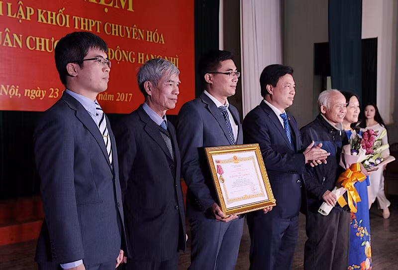 Đại diện khối chuyên Hóa trường Chuyên Khoa học Tự nhiên đón nhận Huân chương Lao động Hạng Nhì. Đại diện khối chuyên Hóa trường Chuyên Khoa học Tự nhiên đón nhận Huân chương Lao động Hạng Nhì.