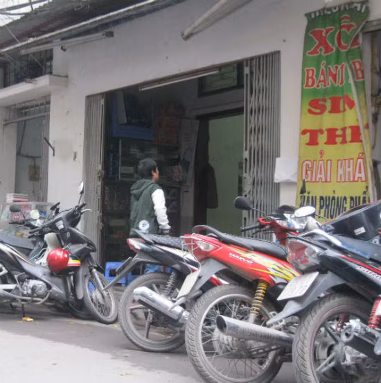 Thường là sau khi mời chủ xe uống nước, đám "cò" xe mới bắt đầu giở trò "dìm" giá, ăn chặn.
