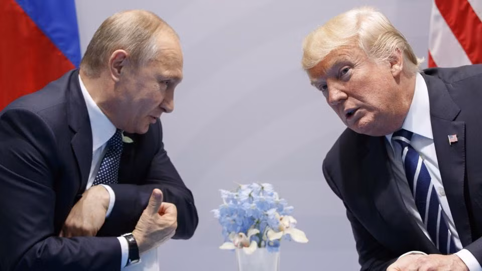 Tổng thống Nga Vladimir Putin và Tổng thống Mỹ Donald Trump bên lề hội nghị thượng đỉnh G-20, ảnh: The Hindustan. Tổng thống Nga Vladimir Putin và Tổng thống Mỹ Donald Trump bên lề hội nghị thượng đỉnh G-20, ảnh: The Hindustan.