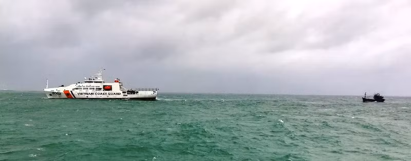 Cứu 13 ngư dân bị nạn trước khi bão Kai Tak đổ bộ vào Biển Đông ảnh 2