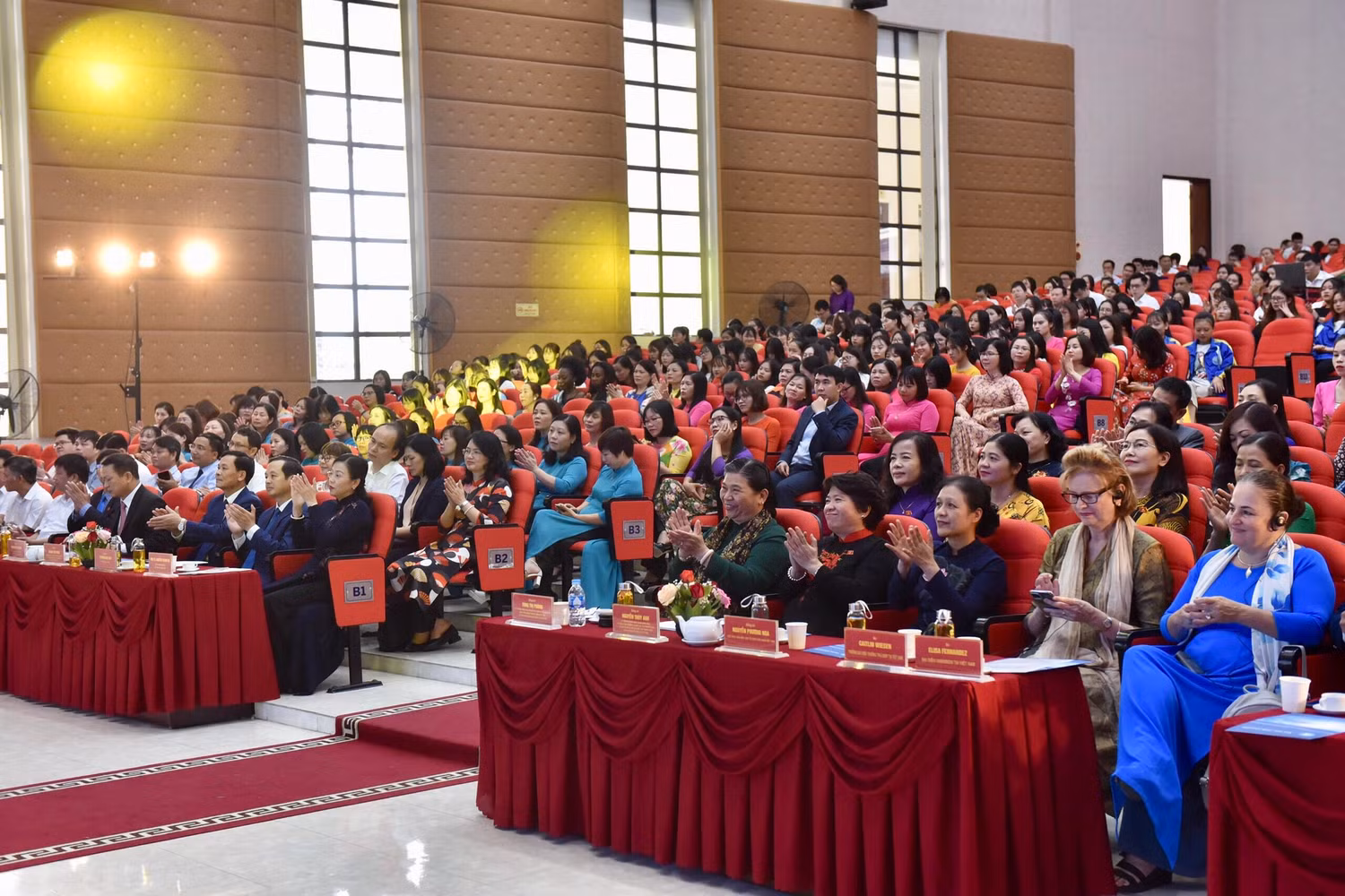 Các đại biểu dự chương trình.