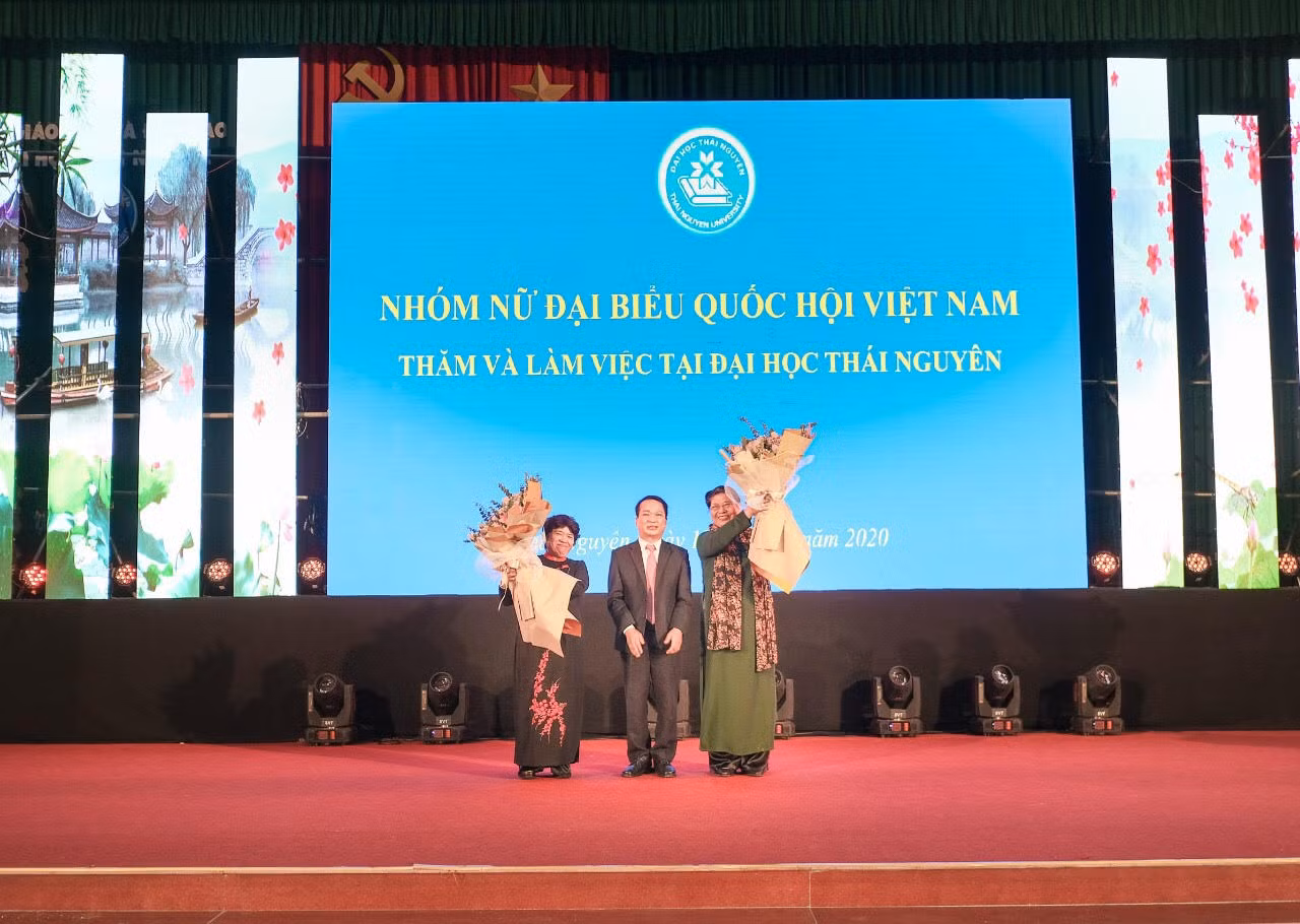 Giáo sư, Tiến sĩ Phạm Hồng Quang – Tỉnh ủy viên, Bí thư Đảng ủy, Chủ tịch Hội đồng, Giám đốc Đại học Thái Nguyên tặng hoa đồng chí Tòng Thị Phóng, Ủy viên Bộ Chính trị, Phó Chủ tịch Thường trực Quốc hội và đồng chí Nguyễn Thúy Anh, Ủy viên Trung ương Đảng, Chủ nhiệm Ủy ban về các vấn đề xã hội của Quốc hội.