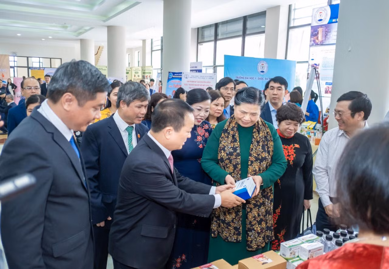 Đồng chí Tòng Thị Phóng và đoàn công tác, lãnh đạo tỉnh Thái Nguyên, Đại học Thái Nguyên tham quan một số sản phẩm khoa học công nghệ của Đại học Thái Nguyên.